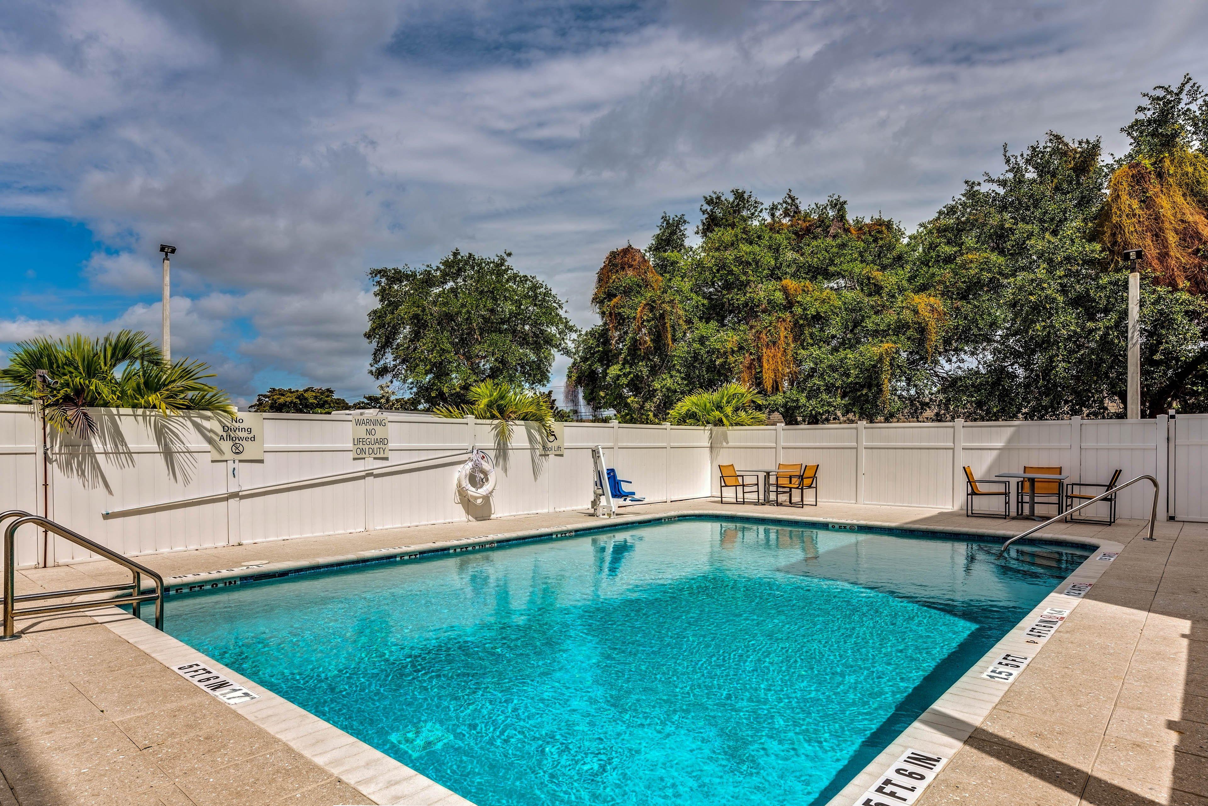 Holiday Inn Express & Suites Lantana By Ihg Esterno foto